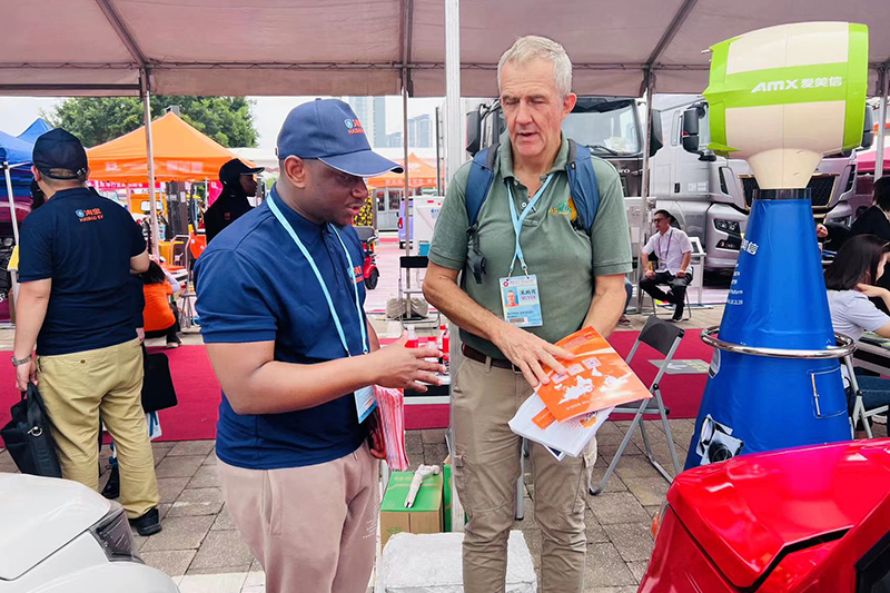 En avril 2023, il a assisté à la Foire de Canton